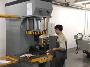 Japan Viðskiptavinur Testing Vökvakerfi Press Machine í verksmiðju okkar